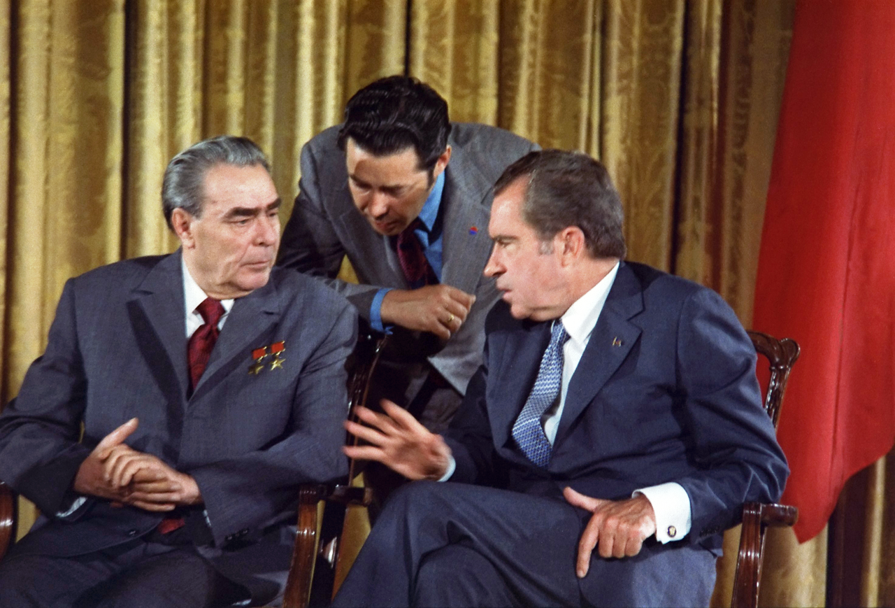 Leonid_Brezhnev_and_Richard_Nixon_talks_in_1973.png
