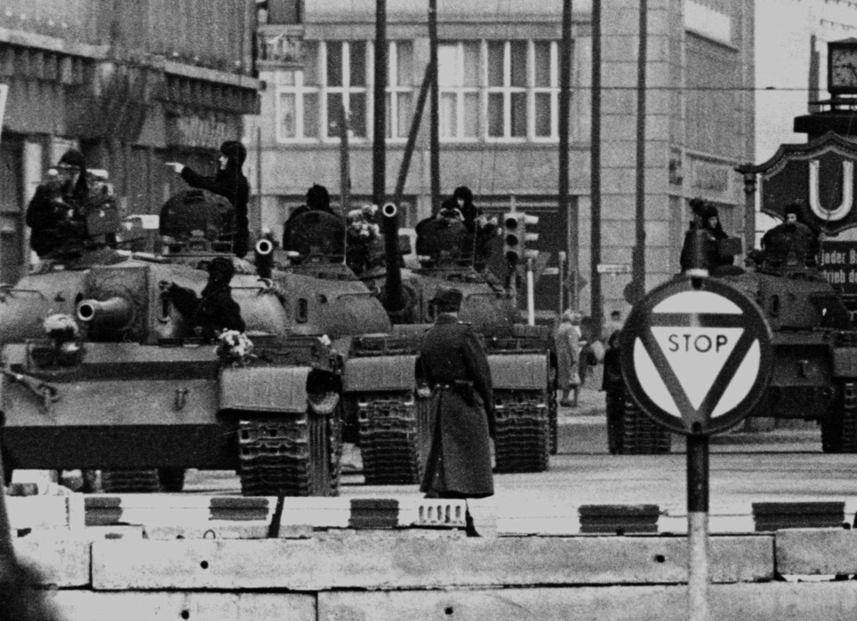 Soviet_tanks_in_Berlin_1961.jpg
