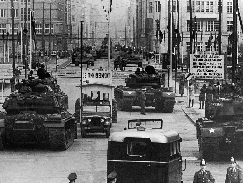 US_Army_tanks_face_off_against_Soviet_tanks,_Berlin_1961.jpg