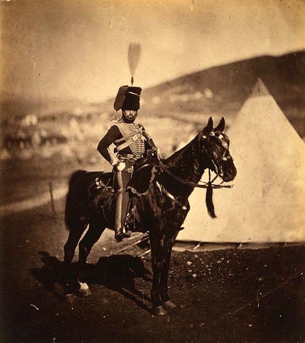 Cornetta Henry John Wilkin, ussaro britannico - Guerra di Crimea (1853–1856) - Foto di Roger Fenton