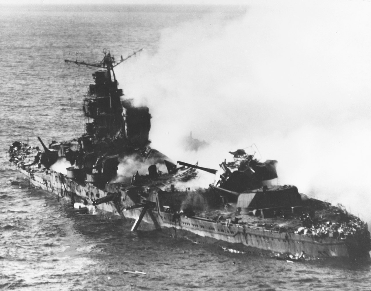 Japanese_heavy_cruiser_Mikuma_6_June_1942_Midway.jpg
