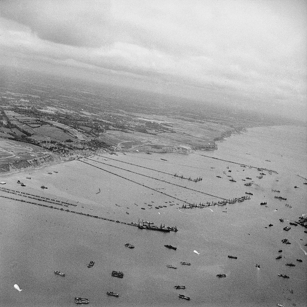 The_Mulberry_artificial_harbour_off_Arromanches_in_Normandy,_September_1944._BU1024.jpg