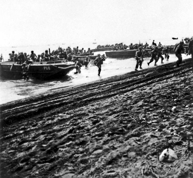 U.S._Marines_Guadalcanal,_7_August_1942.jpg