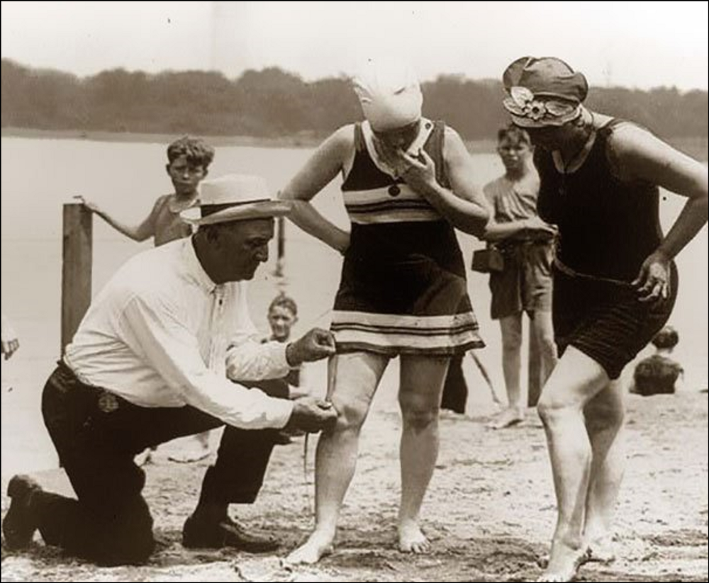 Un poliziotto di Washington mentre applica le Leggi sulla modestia (Modesty Laws) presso la spiaggia balneare di Tidal Basin, 1922